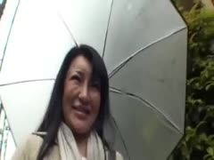 Bei Regenwetter reife Frau zum Ficken abgeschleppt