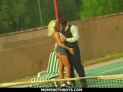Paar am Tennisplatz