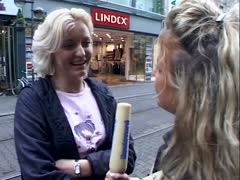 Blonde Martina  auf der Straße angesprochen