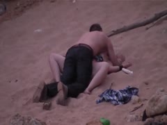 Unter freiem Himmel heiß im Sand gefickt