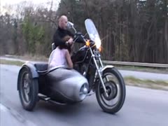 Sündige Fahrt mit einer jungen, geilen Brünetten
