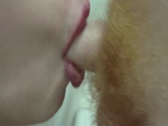 Geile Blondine bläst schön tief in der Wanne