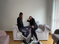 Langeweile am Sofa endete im Orgasmus