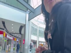 Zwei fremde Muschis reiben sich zum Orgasmus