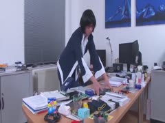 Sekretärin will Schwanz und Zunge am Schreibtisch