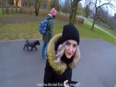 Junges blondes Girl mit Mütze im Park