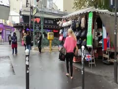 Blondine auf dem Markt