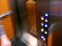 Mann im  Fahrstuhl