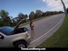 Mädchen hat eine  Autopanne auf der Strasse
