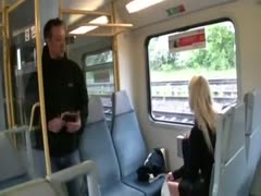 Blondine im Zug