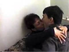 Türkin mit einem Mann küssend am Sofa