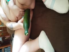 Masturbieren mit Salat Gurke