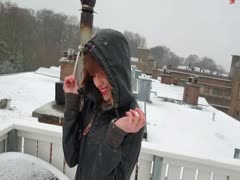 Junges Girl auf verschneiter Terrasse