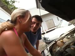 Blondine mit einem Mechanika beim Auto